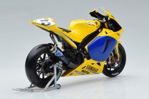 122063005  Yamaha YZR-M1 Camel Yamaha Team C Edwards MotoGP Minichamps 1/12 2