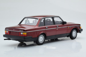 155171406  Volvo 240 GL Dark Red Metallic Minichamps 1/18 2