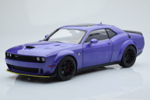 S1805705  Dodge Challenger R/T Scat Pack Widebody Purple Solido 1/18