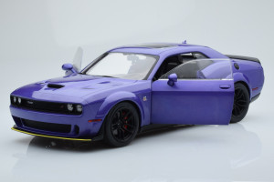 S1805705  Dodge Challenger R/T Scat Pack Widebody Purple Solido 1/18 2