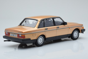 155171405  Volvo 240 GL Gold Minichamps 1/18 2