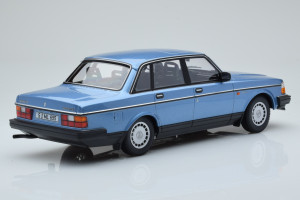 155171404  Volvo 240 GL Blue Metallic Minichamps 1/18 2