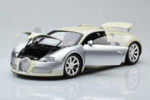 100110854  Bugatti Veyron L Edition Centenaire Chrome Beige Minichamps 1/18 2