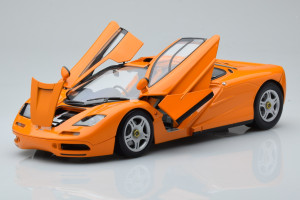 530133421  McLaren F1 Orange Minichamps 1/18 2