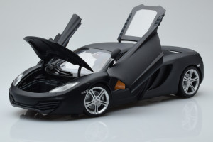110133021  McLaren MP4-12C Matt Black Minichamps 1/18 2
