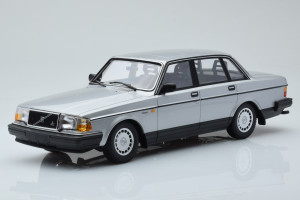 155171408  Volvo 240 GL Silver Metallic Minichamps 1/18