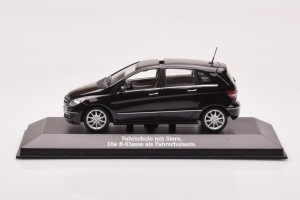 B66962218FS  Mercedes B W245 Fahrshucle mit Stern Minichamps 1/43
