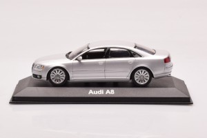 5010508133  Audi A8 D3 Silver Minichamps 1/43