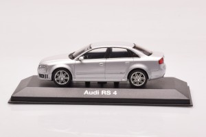 5010509113  Audi RS4 B7 Sedan Silver Minichamps 1/43