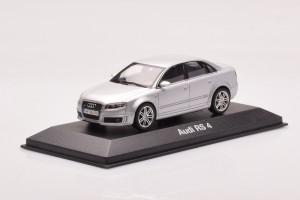 5010509113  Audi RS4 B7 Sedan Silver Minichamps 1/43 2
