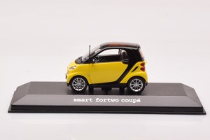 Q0022559V001C78Q00  Smart Fortwo Coupe Light Yellow Minichamps 1/43