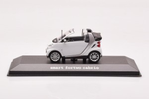 Q0022562V001C82Q00  Smart Fortwo Cabrio Crystal White Minichamps 1/43