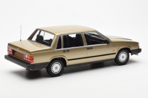 155171700  Volvo 740 GL Gold Minichamps 1/18 2