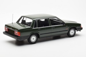 155171702  Volvo 740 GL Dark Green Minichamps 1/18 2