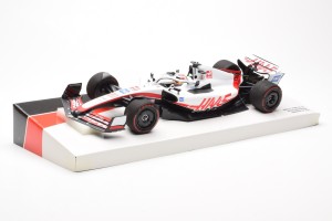 147220120  F1 Haas F1 Team VF-22 Kevin Magnussen Bahrain GP 2022 Damaged Box Minichamps 1/18 2