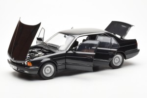 100023002  BMW 730i E32 Black Metallic Minichamps 1/18 2