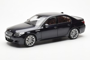 08593BK  BMW M5 E60 Carbon Black Kyosho 1/18