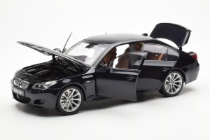 08593BK  BMW M5 E60 Carbon Black Kyosho 1/18 2