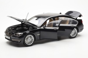 08784BK  BMW 750Li F02 Facelift Carbon Black Kyosho 1/18 2