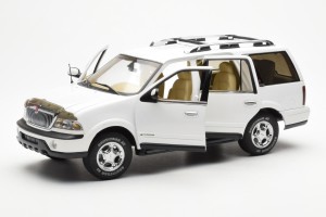 72761  Lincoln Navigator White Autoart 1/18 2