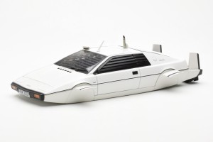 75306  Lotus Esprit Type 79 Submarine James Bond Version White Autoart 1/18