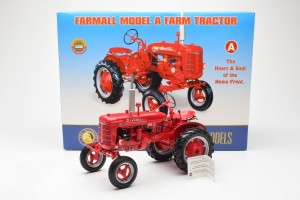 B11YQ18  Farmall Model A Farm Tractor Franklin Mint 1/12 2