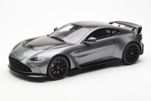 GT443  Aston Martin V12 Vantage Magnetic Silver GT Spirit 1/18