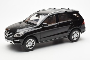 B66960063  Mercedes M Class Obsidian Black Metallic Minichamps 1/18
