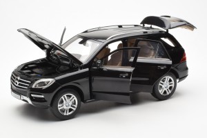 B66960063  Mercedes M Class Obsidian Black Metallic Minichamps 1/18 2