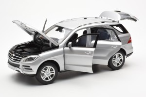 B66960064  Mercedes M Class Iridium Silver Metallic Minichamps 1/18 2