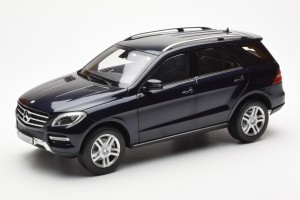 B66960065  Mercedes M Class Tansanit Blue Metallic Minichamps 1/18