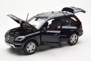 B66960065  Mercedes M Class Tansanit Blue Metallic Minichamps 1/18 2