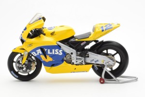 122051012  Honda RC211V Camel Honda T Bayliss MotoGP Minichamps 1/12