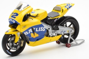 122051012  Honda RC211V Camel Honda T Bayliss MotoGP Minichamps 1/12 2